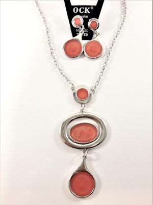 Fin halskedja och matchande örhängen med silverfärgade ovaler, rhodium, med emalj och mönster av rosa hjärtan