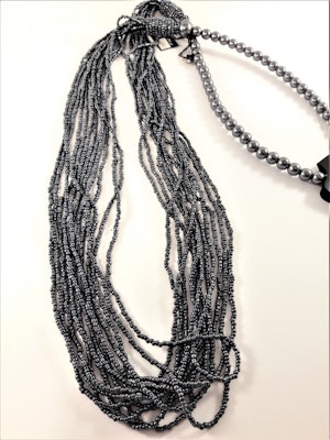 Långt halsband med stora och små pärlor i grått