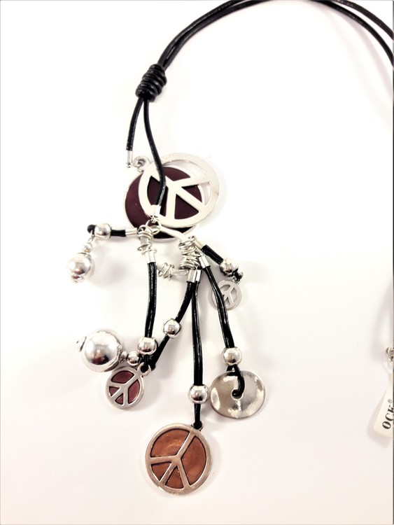 Halsband med läderrem och flera silverfärgade detaljer, peacemärke m.m.