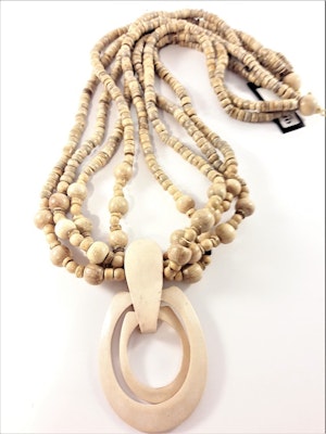Flerradigt halsband i trä med trähänge