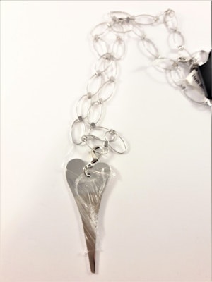 Silverfärgad halskedja med hjärta som hänge