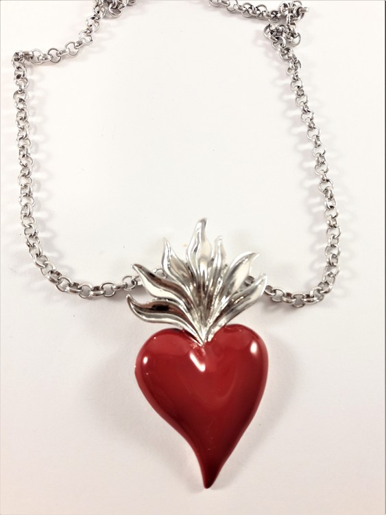 Silverfärgad halskedja med rött hjärta