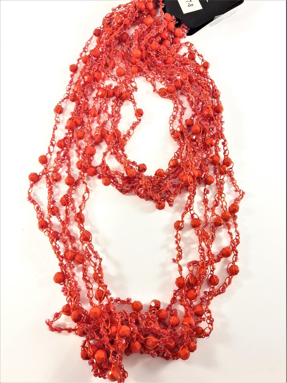 Flerradigt rött halsband med kulor och pärlor