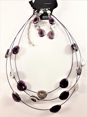 Flerradigt halsband med detaljer i lila och silverfärg samt matchande örhängen