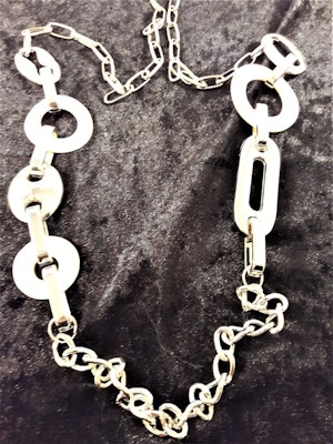 Halsband med Snäckskal och Länkar Silverfärg