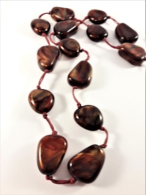 Halsband med röda stenar