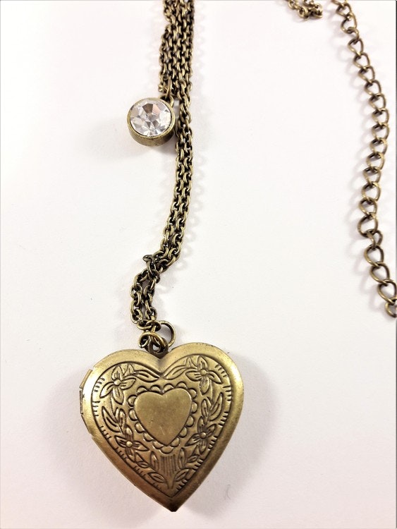 Vacker guldfärgad medaljong i kedja med glittrande sten och öppningsbart  hjärta med plats för foto - Trollania.se