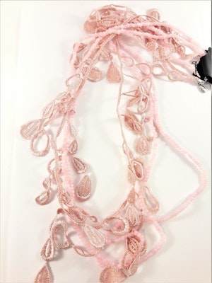 Långt flerradigt rosa halsband med små kulor och detaljer i spets
