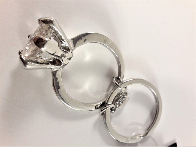 Silverfärgad nyckelring med ring med stor glittrande sten