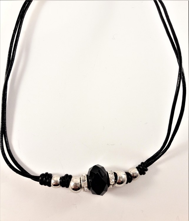 Halsband med svart läderrem och detaljer i svart