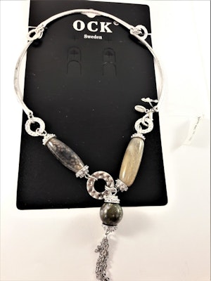 Stelt halsband med silverfärgade och detaljer och ovala marmorerade detaljer
