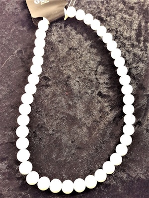 Halsband med kulor i vitt