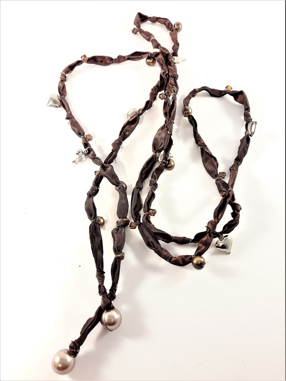 Öppet halsband i tyg med pärlor och hjärtan brun