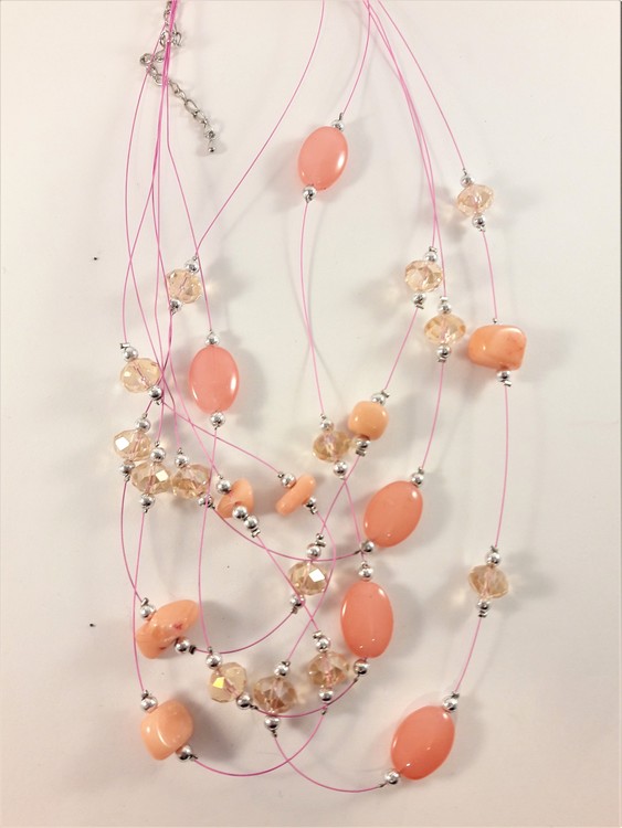 Flerradigt halsband med dekorationer korallfärg
