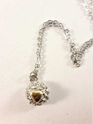 Halsband med litet hjärta på strassboll silver och guldfärg
