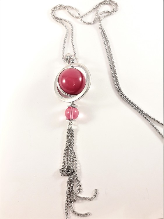 Halsband med detaljer och kulor i silverfärg och rött