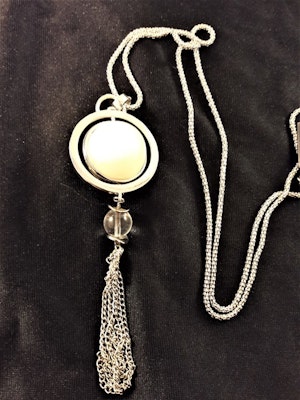 Halsband med detaljer och kulor silverfärg och vit