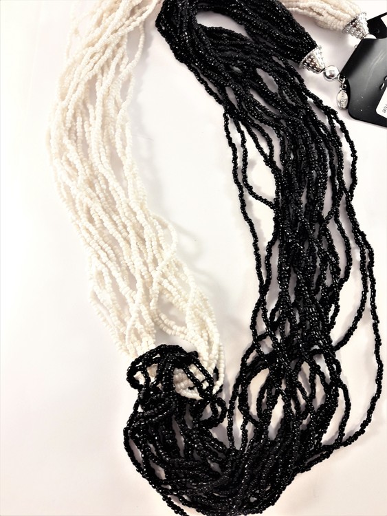 Flerradigt halsband med små pärlor svart och vit