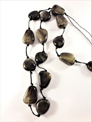 Halsband med stenar i brunt