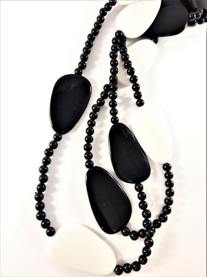 Långt halsband med pärlor och ovaler svart och vit