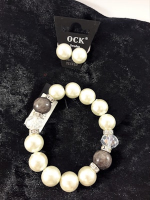 Armband med vita kulor och strass med matchande örhängen