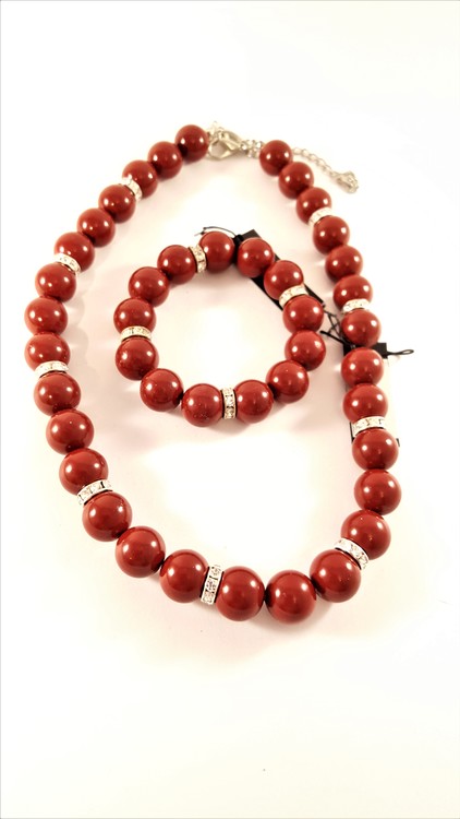 Halsband med röda kulor och strass med matchande armband