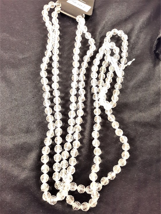 Långt halsband med plastpärlor i vit