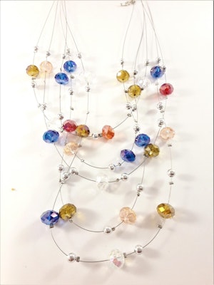 Flerradigt halsband med dekorationer mixade glansiga färger