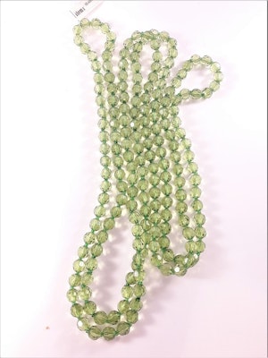 Långt halsband med plastpärlor i grönt
