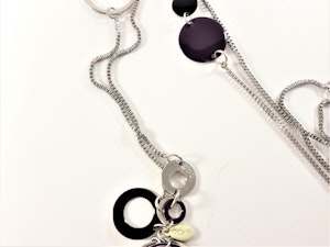 Halsband med detaljer i silverfärg och lila