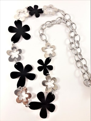 Långt halsband med länkar och stora blommor i silverfärg och svart