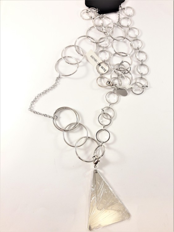 Halsband med stora ovaler och triangel som hänge i silverfärg