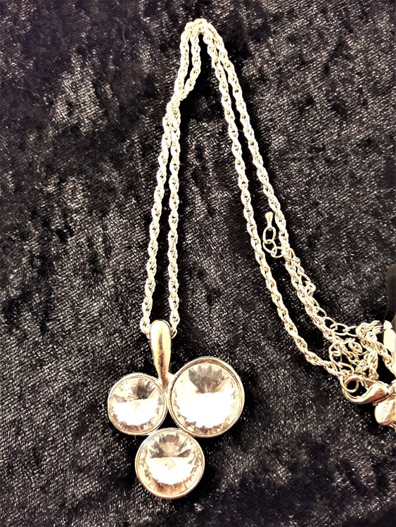 Halsband med glittrande treklöver i silverfärg