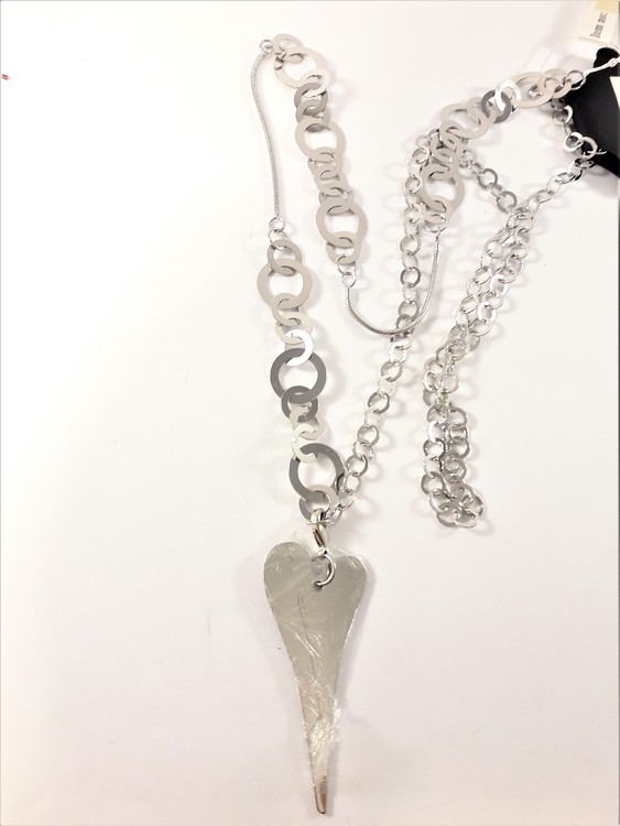 Halsband med ringar i olika storlekar och hjärta som hänge i silverfärg