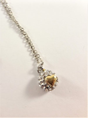 Sött halsband med hjärta på liten strassboll i silver och guldfärg