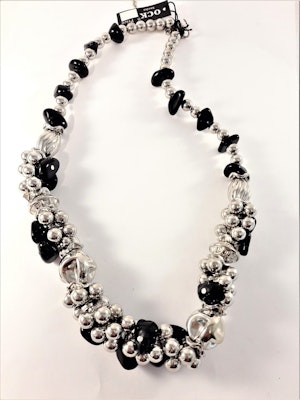 Halsband med stora detaljer i svart och silverfärg