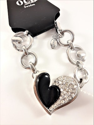 Armband med berlock med svart hjärta, silverfärgade hjärtan och strass och rhodium