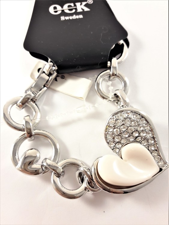 Armband med berlock med vitt hjärta, silverfärgade hjärtan, strass och rhodium