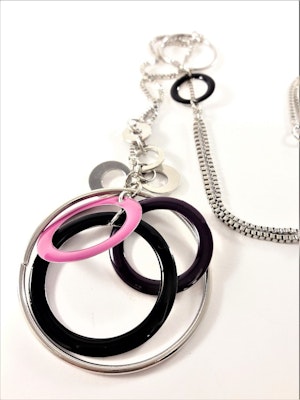 Halsband med detaljer i silverfärg och lila