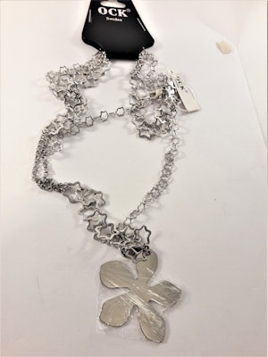 Halsband med stjärnor och blomma som hänge i silverfärg