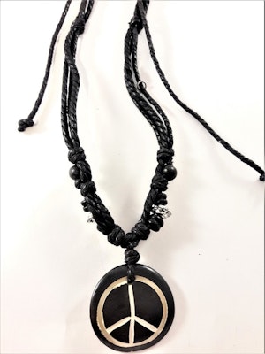 Halsband med läderrem och peacemärke i svart