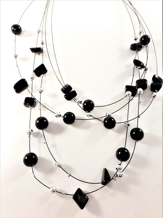 Flerradigt halsband med dekorationer i svart