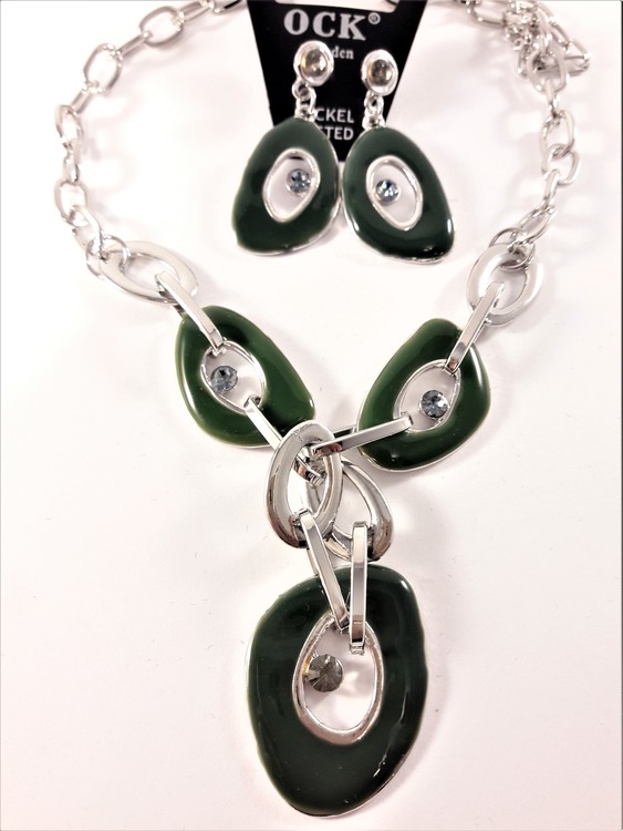 Halsband med gröna melerade ringar samt matchande örhängen