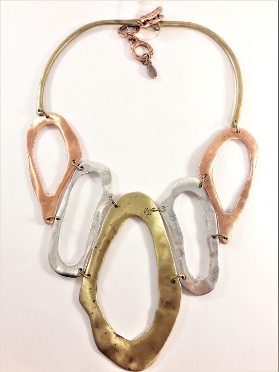 Halsband med metallovaler i guld-, silver- och kopparfärg