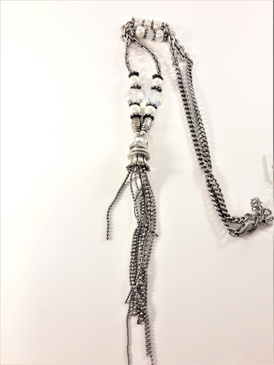 Halsband med detaljer i silverfärg och kulor i vitt
