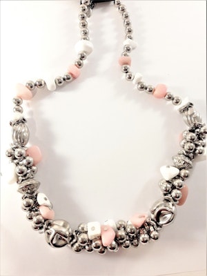 Kraftigt halsband med detaljer i silverfärg, turkos och lila