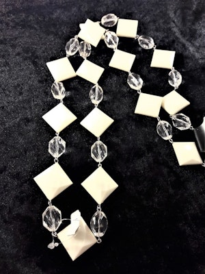 Halsband med kulor och fyrkanter i vitt