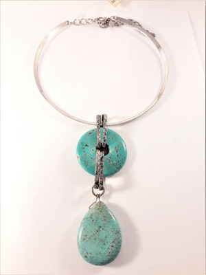 Stelt halsband med hänge av stenar i turkos