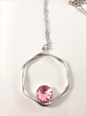 Halsband med hängsmycke i silverfärg med rosa sten