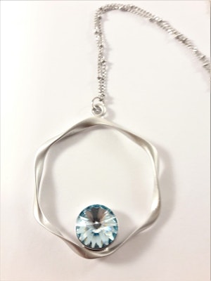 Halsband med hängsmycke i silverfärg med blå sten